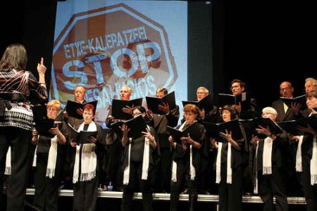 Proyección de fotos durante el tema "Amigos para siempre"